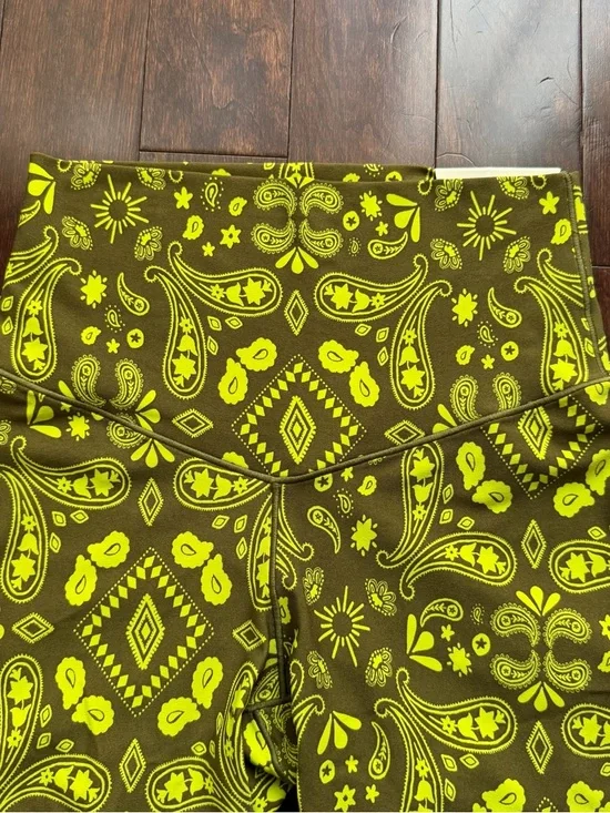 Offline by Aerie NWT Women’s Leggings Size M Capri Shorts Green Paisley Soft Gym - Picture 2 of 6